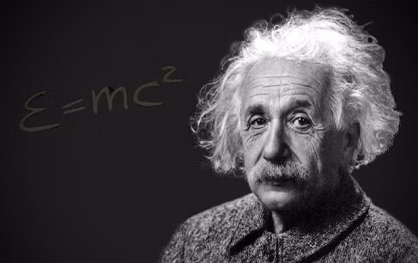 Albert Einstein sinh ngày 14/3/1879 và qua đời ngày 18/4/1955. Nhà khoa học thiên tài này chính là người phát hiện ra thuyết tương đối tổng quát. Đây là một trong hai trụ cột của vật lý hiện tại.