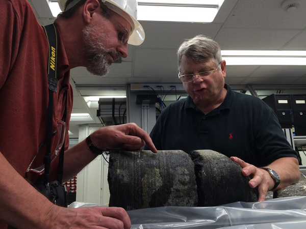 Tuy nhiên, làm thế nào mà một phần của lục địa lại " vượt không thời gian" nằm dưới đáy biển, nơi mà chỉ hơn 2 tỷ năm sau mới được hình thành?