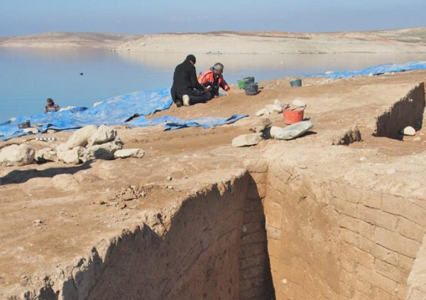 Trận hạn hán đã giúp phát hiện một cung điện đã mất với những bức tường và phòng cao tận 7 m được trang trí công phu bằng tranh tường. Đợt hạn hán khốc liệt hơn của năm nay đã giúp họ tìm thấy phần còn lại, thậm chí lập bản đồ thành phố.