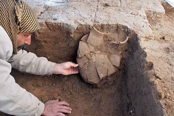 Tàn tích thời kỳ đồ đồng này xuất hiện giữa một địa điểm khảo cổ có tên là Kemune, là khu vực chứa nhiều di tích khác của Đế chế Mittani (có văn bản viết là Đế chế Mitanni).