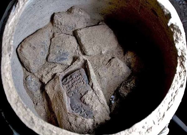 Sự hiện diện của thành phố ở sông Tigris từ lâu đã được xác định, nhưng các nhà khảo cổ chỉ có thể chờ đợi hạn hán để tiếp cận nó. Một phần nhỏ của thành phố đã hiện ra trong trận hạn hán năm 2018.