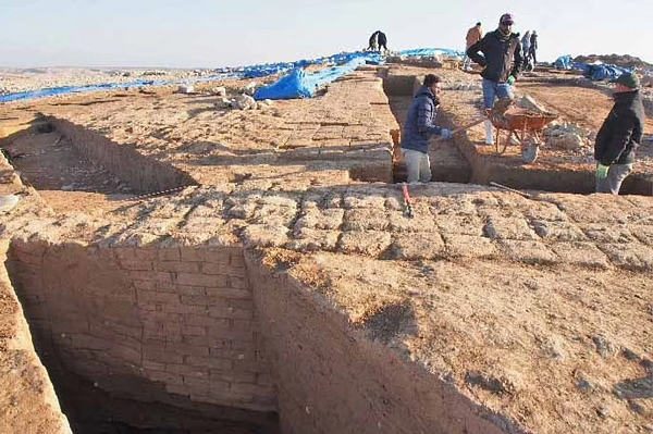 Khu định cư xây bằng tường gạch này bao gồm một cung điện, nhiều tòa tháp và các tòa nhà cao tầng cũng như các cấu trúc to lớn khác. Nó có thể là đại diện cho thị trấn cổ Zakhikhu, một trung tâm thương mại trong lòng vương quốc Mitanni.