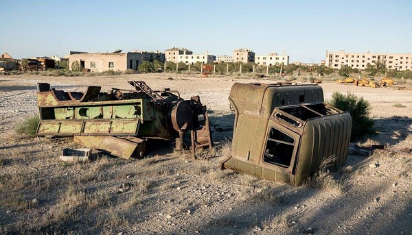 Những bức ảnh do CIA chụp trên không năm 1962 cho thấy hòn đảo có các doanh trại, trường bắn, thậm chí cả những khu nghiên cứu, trại động vật và khu thí nghiệm ngoài trời, dấu hiệu của một cơ sở thí nghiệm vũ khí sinh học nguy hiểm bậc nhất thế giới.