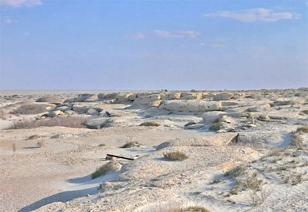 Chưa kể các hố chôn động vật nhiễm bệnh, mỗi hố chứa hàng trăm xác chết, hoặc những ngôi mộ không dấu vết của nạn nhân. Nơi này vẫn còn rất nhiều mối đe dọa lớn nhỏ mà cần tránh xa bằng mọi giá.