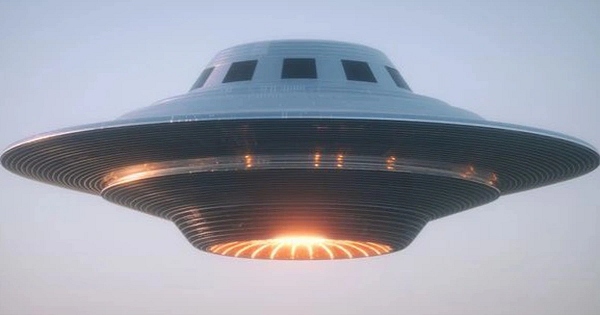 Tuy nhiên, câu chuyện dường như ngày càng phức tạp hơn khi hình dáng của vật thể bất thường trên bầu trời ngày hôm đó lại bị chính nhân chứng là ông Arnold liên tục đưa ra nhiều mô tả khác nhau (lúc thì giống đuôi của một con diều, khi thì tựa một cái đĩa bánh bị cắt ở giữa hay có dạng cái lưỡi liềm …) sau mỗi lần thuật lại.