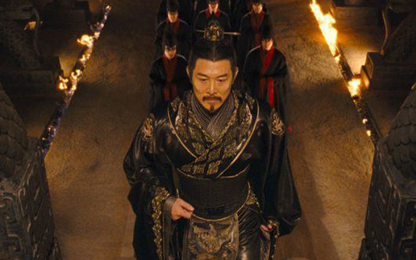 Ông cho người kiểm tra lại miếng ngọc thì bàng hoàng phát hiện ra đó chính là miếng ngọc năm năm 28 tuổi Thủy Hoàng thả xuống sông để tế Thủy Thần trong lúc ra ngoài tuần tra.