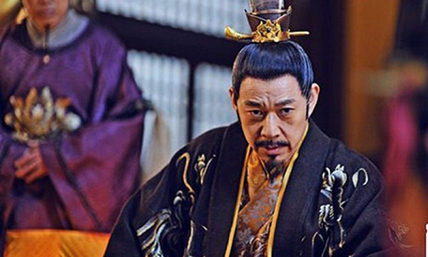 Đại ý là năm nay hoàng đế đầu tiên (tức Tổ Long) có thể sẽ chết. Sứ giả kinh hãi định bắt lại hỏi thì người này đã nhanh chân chạy mất. Tần Thủy Hoàng sau khi được nghe sứ giả thuật lại liền hiểu rằng Tổ Long ám chỉ mình.