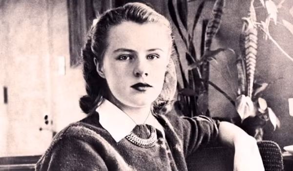 Lần cuối cùng người ta thấy Paula vào ngày chủ nhật 1/12/1946. Cô ấy mặc đồ màu đỏ nổi bật đến Long Trail gần núi Glastenbury. Cô ấy không đến lớp học vào ngày thứ hai sau đó, làm hơn 1.000 người được huy động đi tìm kiếm và treo giải thưởng 5.000 USD.