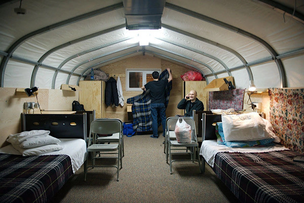 Nhân viên khu mỏ được trả lương cao hơn khoảng 25% so với mức bình quân của khu vực. Họ chủ yếu là người Nga và Ukraine.