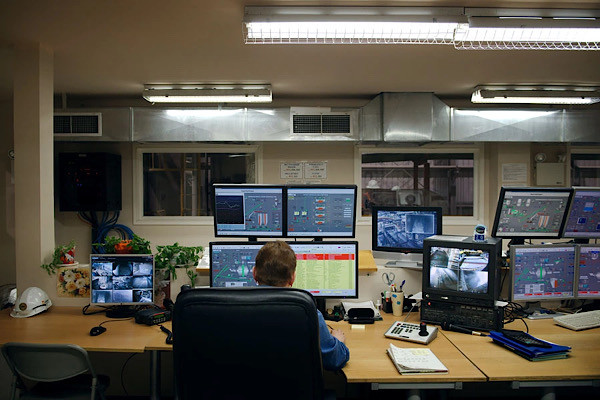 Công việc dưới lòng đất vẫn yêu cầu công nhân trực tiếp có mặt nhưng không cần nhiều người. Nhiệm vụ của họ là gia cố tường thành và giám sát vận chuyển quặng.