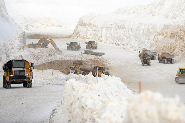 Hiện nay bên trong khu vực mỏ vàng Kupol đã xây dựng cơ sở vật chất hiện đại hóa tương đối hoàn thiện, có khu sinh hoạt ấm áp thoải mái, nơi nghỉ ngơi giải trí đa dạng, thậm chí còn có phòng cầu nguyện dành cho những người có đạo.
