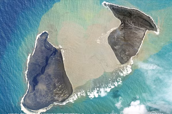 Đợt sóng thần này di chuyển nhanh hơn 1,5–2,5 lần so với một trận sóng thần do núi lửa kích hoạt điển hình, đạt tốc độ khoảng 1.000 km/giờ khi nó băng qua Thái Bình Dương, Đại Tây Dương và Ấn Độ Dương trong vòng chưa đầy 20 giờ.