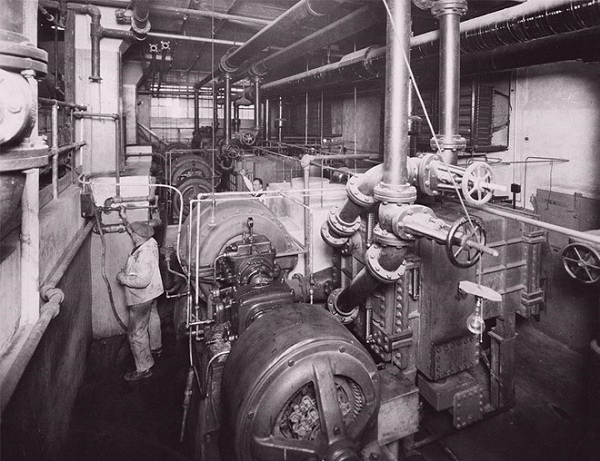 Chiếc máy áp dụng nguyên lý sưởi ấm một vật thể bằng hơi nước và tìm cách đảo ngược nó. Thay vì đẩy không khí qua một ống nung nóng, ông tạo ra dòng di chuyển không khí qua một ống được làm lạnh bằng khí amoniac hóa lỏng.