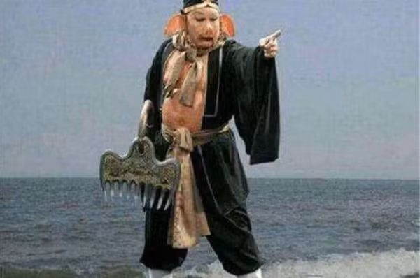 Trong tác phẩm Tây Du Ký, vũ khí của Trư Bát Giới chính là cây đinh ba 9 răng. Loại thần khí ấy có tên đầy đủ là Thượng Bảo Tẩm Đinh Ba, được Ngọc Hoàng đại đế ban cho nhân vật này khi ông còn làm Thiên Bồng Nguyên Soái trên thiên đình.