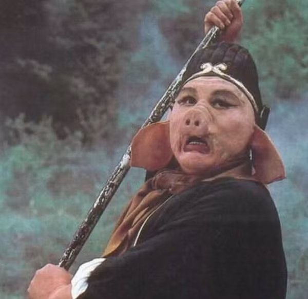 Trong khi đó, gậy Như Ý ban đầu chỉ được dùng vào việc trị thủy, và chỉ khi tới tay Tôn Ngộ Không thì mới được dùng làm vũ khí. Đây chính là một trong những điểm khác biệt lớn giữa hai món pháp bảo này.