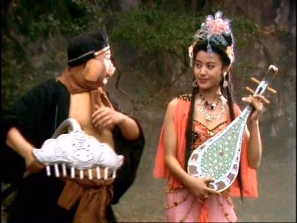 Mặc dù cân nặng thực sự của thần khí này vẫn còn là điều gây tranh cãi, thế nhưng đa số các ý kiến đều khẳng định cây đinh ba nói nặng tới 5048 cân (theo đơn vị đo lường cổ).