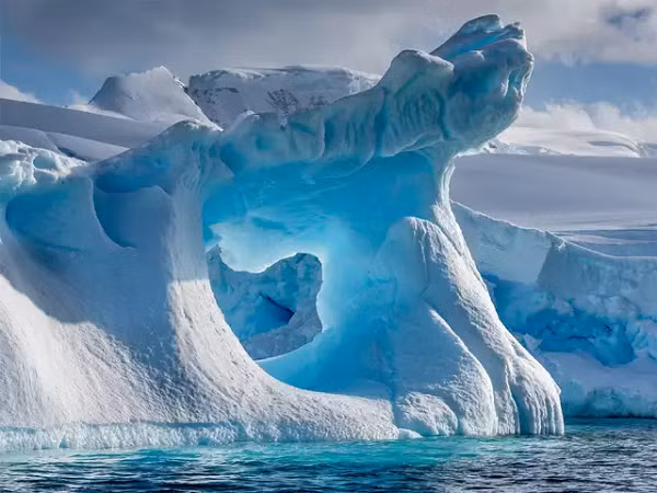 Băng tan ở 2 cực của Trái đất sẽ gây ra rất nhiều những hậu quả nặng nề. Bên cạnh nhấn chìm nhiều diện tích đất, nó cũng hàng trăm triệu tấn khí mêtan, đang bị nhốt dưới tầng đóng băng vĩnh cửu.