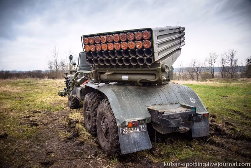 Tornado-G có hình dáng giống hệt pháo BM-21 Grad huyền thoại nhưng có tính năng kỹ chiến thuật cao hơn rất nhiều. Nguồn ảnh: Arm-expo