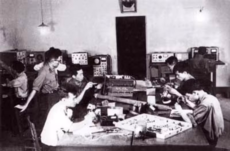 Bằng mọi cách chúng ta cần phải hóa giải các loại thần chết để thông luồng, mở lạch. Trong ảnh, phòng kỹ thuật thuộc HQND Việt Nam nghiên cứu tính năng kỹ thuật thủy lôi MK-25 để chế tạo ra phương tiện rà phá. Nguồn ảnh: TL