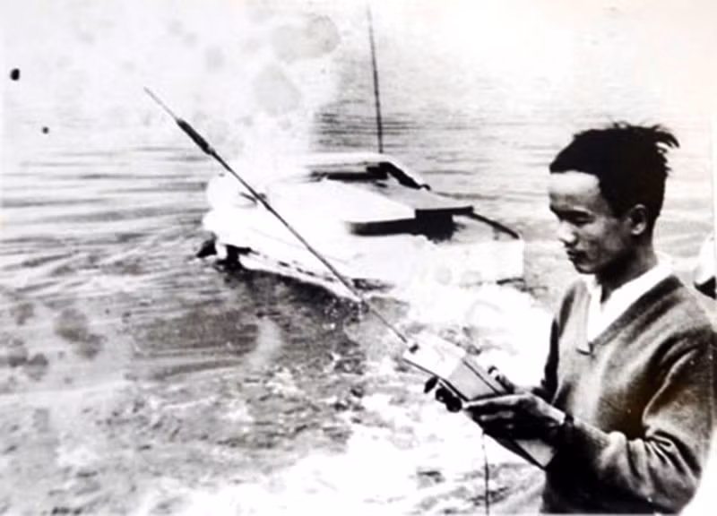 Thậm chí, để bảo đảm an toàn cho lực lượng rà phá, phương án điều khiển ca nô từ xa cũng được các nhà nghiên cứu quan tâm. Trong ảnh, bức ảnh ghi lại quá trình điều khiển thử nghiệm hệ thống điều khiển từ xa tàu T5. Ảnh TL