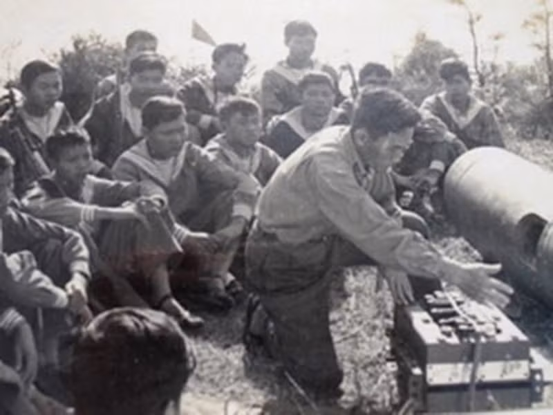 Trước khi đi rà phá, các lực lượng làm nhiệm vụ được các chuyên gia vũ khí hướng dẫn một cách cụ thể để vô hiệu hóa các loại thủy lôi. Nguồn ảnh: TL