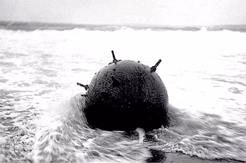 Hàng chục loại thủy lôi được Mỹ chế tạo phục vụ các mục đích phá hoại khác nhau như thủy lôi chạm nổ, thủy lôi từ trường hay quả mìn trôi bát giác khổng lồ được sản xuất riêng chỉ để đánh cầu Hàm Rồng. Ảnh: Một quả thủy lôi chạm nổ dạt vào bờ biển miền Trung. Nguồn ảnh: TL