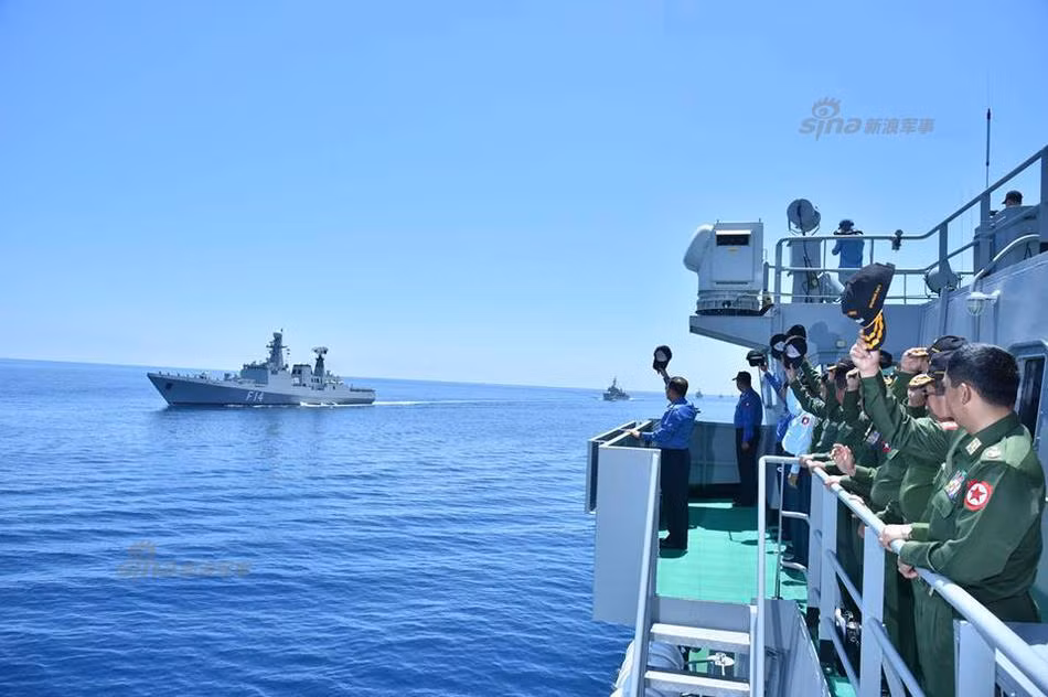 Các sĩ quan cấp cao Myanmar vẫy chào đội hình tàu chiến xếp hàng duyệt binh. Nguồn ảnh: Sina