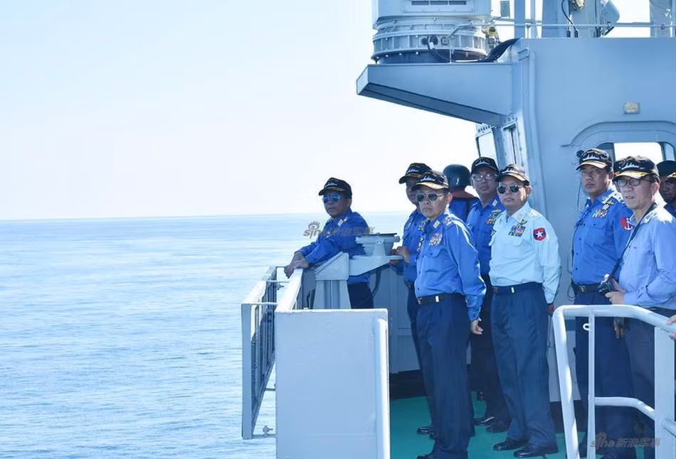 Tướng lĩnh chỉ huy Hải quân Myanmar theo dõi tập trận. Nguồn ảnh: Sina