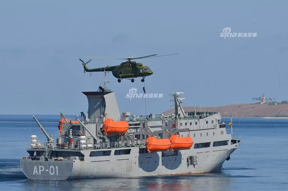 Lực lượng đặc nhiệm hải quân Myanmar diễn tập giải cứu con tin. Nguồn ảnh: Sina