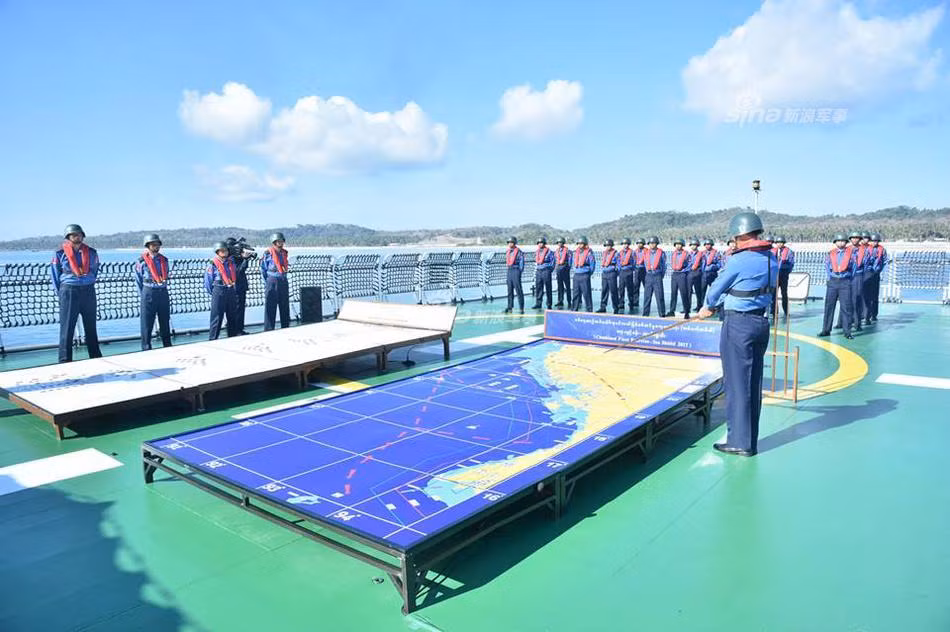 Sa bàn được lập ngay trên boong tàu chiến. Nguồn ảnh: Sina