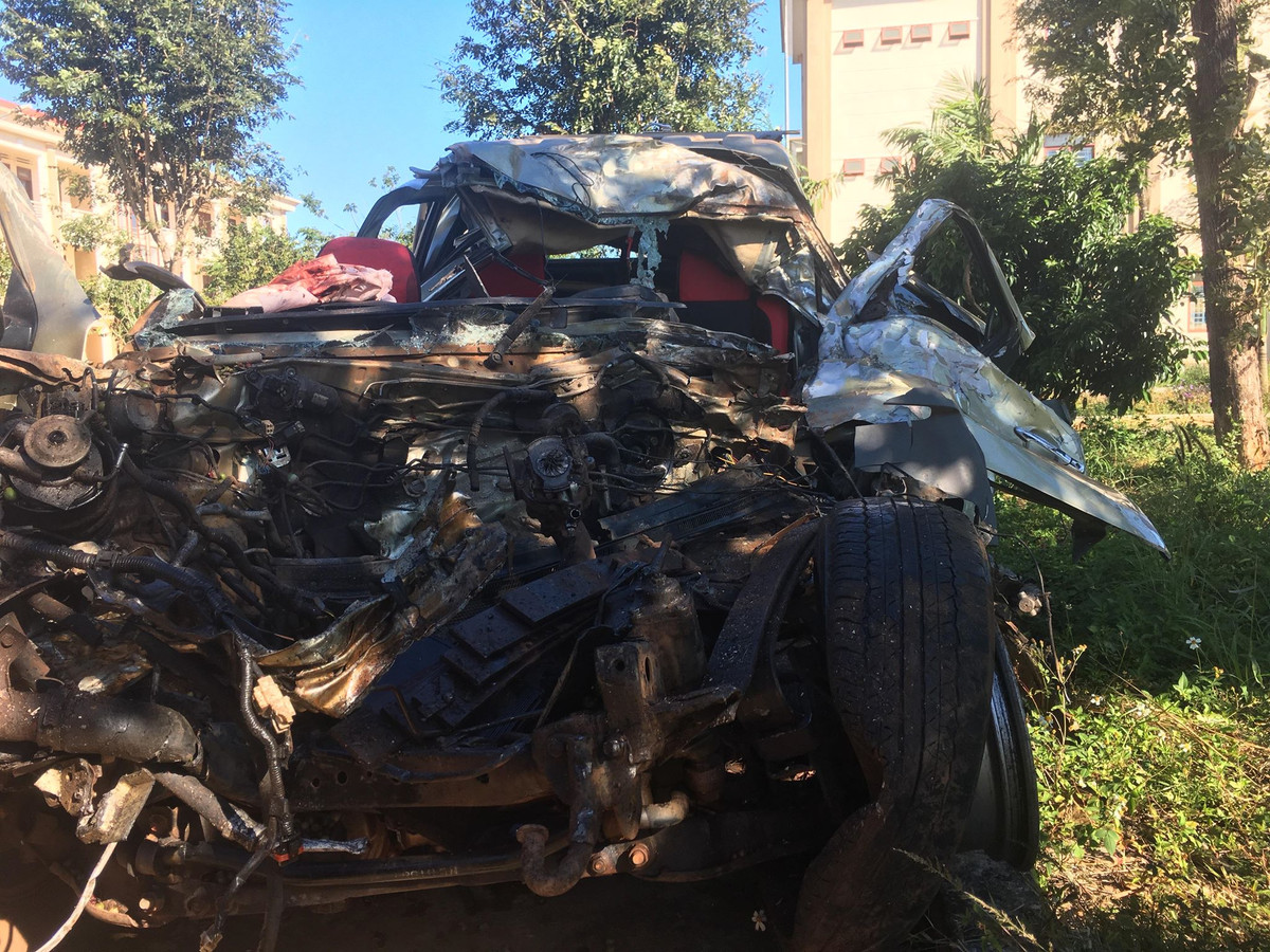 Ôtô bán tải đối đầu xe tải khiến 3 người chết thảm, 3 bị thương Oto ban tai doi dau xe tai khien 3 nguoi chet tham, 3 bi thuong