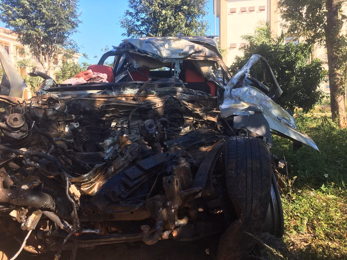 Oto ban tai doi dau xe tai khien 3 nguoi chet tham, 3 bi thuong