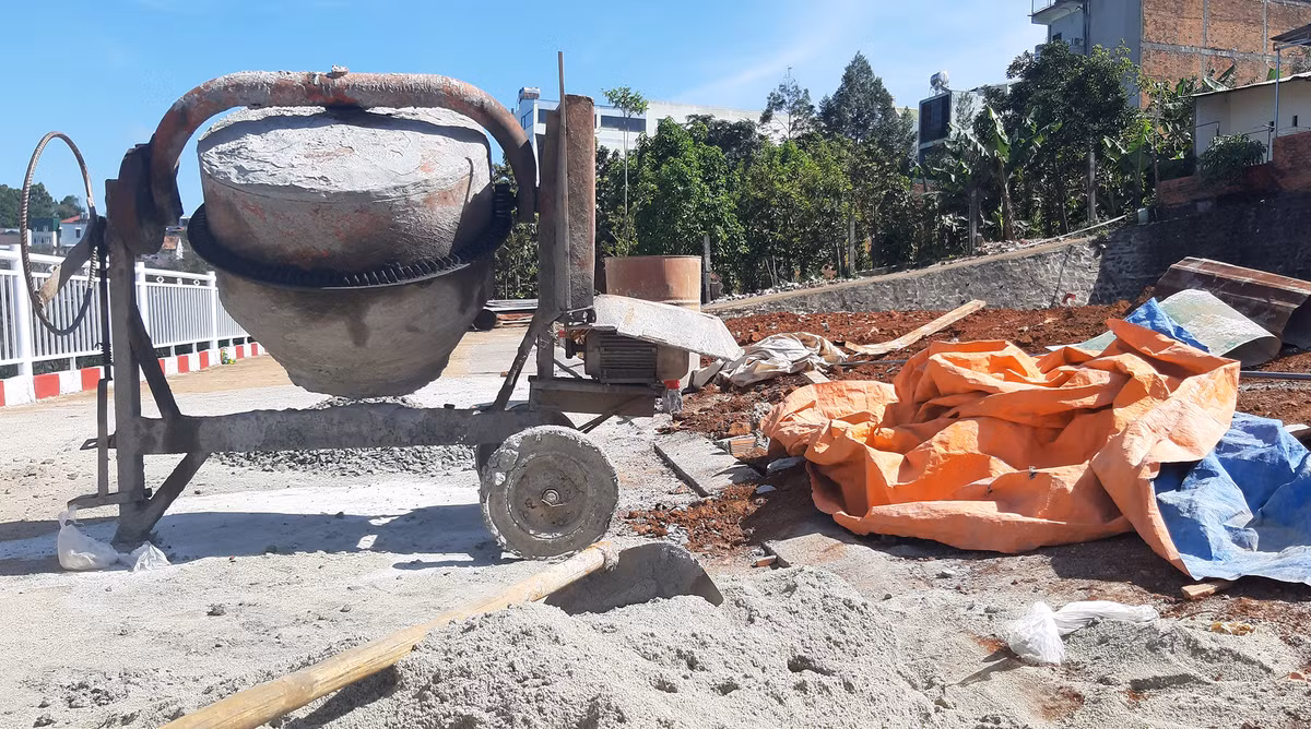 Nhiều máy móc được chủ đầu tư huy động để thực hiện dự án còn nằm ngổn ngang tại đây.