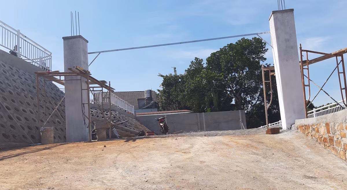 Trong dự án có một lô biệt thự có giá hơn 5 tỷ đồng. Lô biệt thự này nằm riêng biệt được chủ đầu tư xây cổng, lan can bảo vệ riêng.