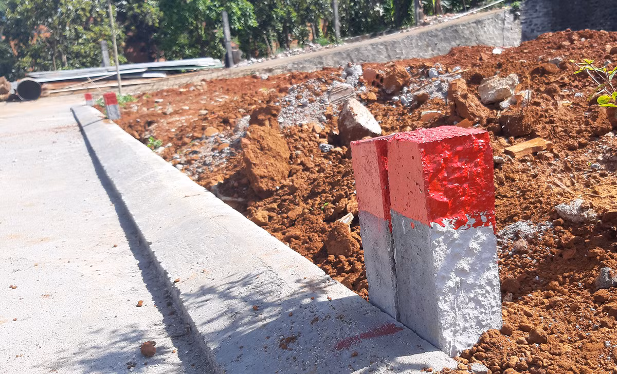 Chủ đầu tư cho cắm cọc phân lô giao đất cho những người mua. Theo ghi nhận của phóng viên, khu vực trên được chủ đầu tư phần thành hàng chục lô với diện tích gần 100 m2, có giá gần 1 tỷ đồng mỗi lô.