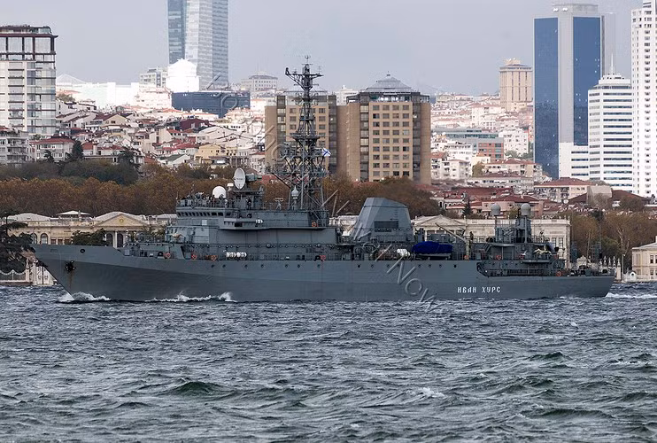 Bên cạnh đó, còn một luồng ý kiến khác cho rằng tàu trinh sát điện tử Nga đang cố gắng thu thập tín hiệu sóng điện từ do vũ khí Mỹ phát ra khi tấn công.