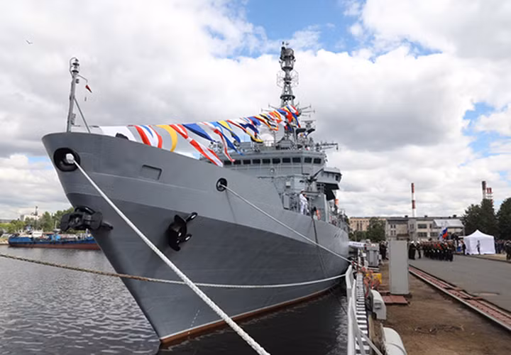 Trang Avia cho biết, trong cuộc tấn công bằng tên lửa của Iran vào các căn cứ quân sự của Mỹ ở Iraq, một tàu hải quân Nga đã được phát hiện ngoài khơi Iran với vai trò đặc biệt bí ẩn.