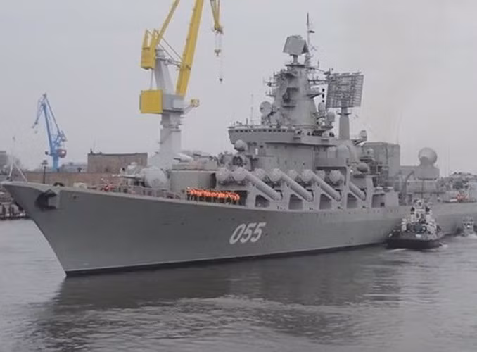 Sức mạnh của tuần dương hạm Nguyên soái Ustinov nằm ở 16 tên lửa hành trình chống hạm siêu âm tầm xa P-1000 Vulcan có tầm bắn lên tới 700 km và vận tốc Mach 2,5.