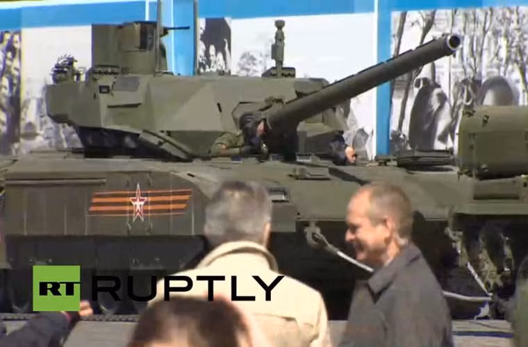 Tuy nhiên, hình ảnh vũ khí Nga duyệt binh 9/5 có lẽ không gây ấn tượng mạnh bằng việc chiếc siêu xe tăng T-14 Armata…chết máy trong buổi huấn luyện duyệt binh cách đó vài ngày. Theo báo chí Nga, không rõ vì sao chiếc T-14 bị chết máy, ngay cả việc điều xe kéo tới cũng không khiến bánh xích T-14 Armata nhúc nhích. Phải mất một lúc lâu sau thì việc này mới được khắc phục.