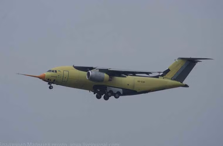 Hình ảnh máy bay vận tải hạng trung An-178 của Ukraine cất cánh lần đầu tiên, hôm 7/5.