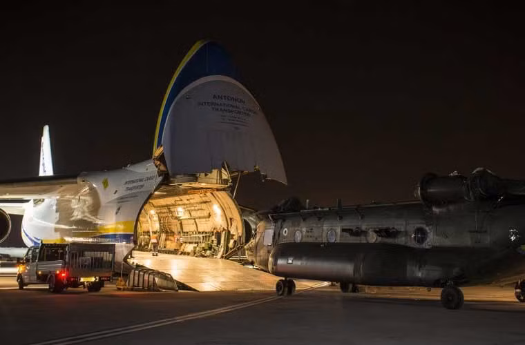 Trực thăng vận tải lớn nhất thế giới phương Tây CH-47 đang được đưa vào bụng chiếc máy bay vận tải lớn nhất thế giới An-225 của Ukraine.