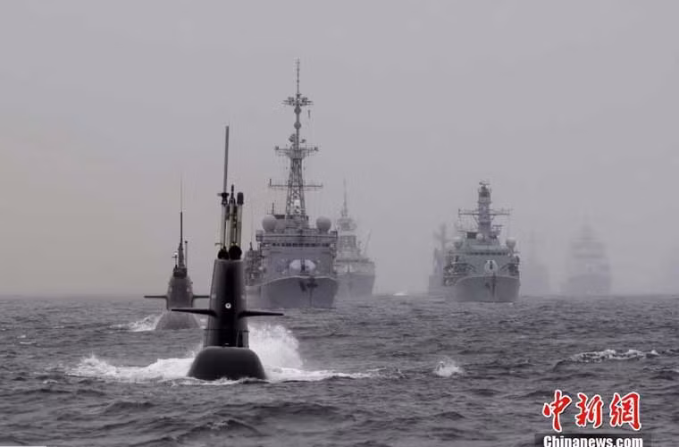 Hai tàu ngầm phi hạt nhân của Hải quân Đức hùng hổ trước chạy đội hình tàu chiến NATO tham gia tập trận chống tàu ngầm.