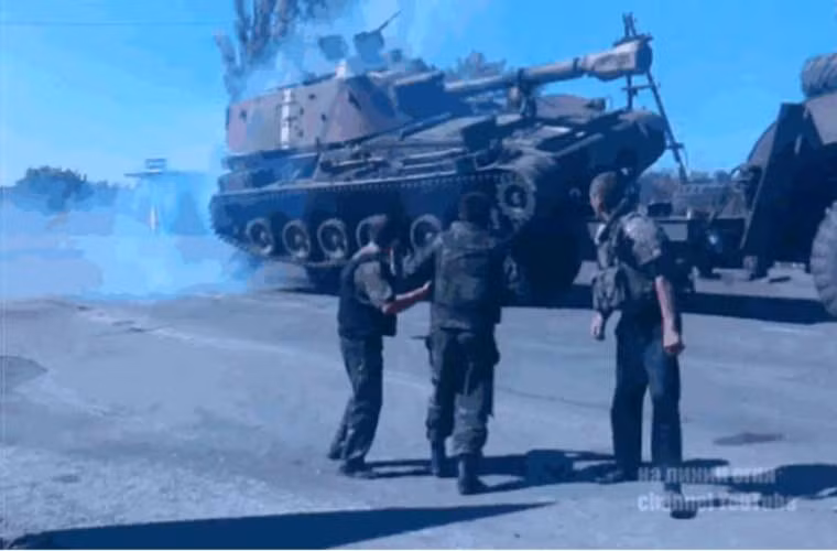 Bức ảnh quân sự hài hước - khoảnh khắc bánh xích pháo tự hành 2S3 của Quân đội Ukraine trượt khỏi thùng xe vận tải ngã “chổng” vó.