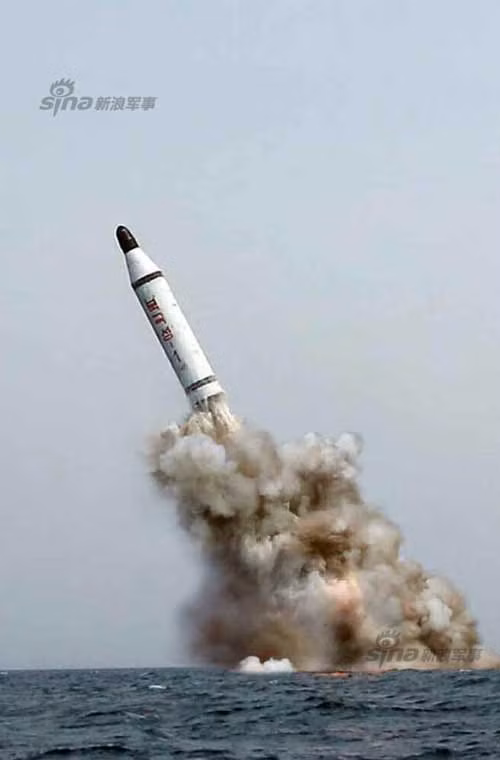 Đây có lẽ là bức ảnh vũ khí ấn tượng nhất tuần – quả đạn tên lửa đạn đạo Triều Tiên phun khói rời khỏi mặt nước sau khi được bắn ra từ tàu ngầm bí ẩn. Vụ thử được cho là thành công với sự có mặt của nhà lãnh đạo Kim Jong-un tại nơi bắn thử. Đây thực sự là bước tiến nhảy vọt về công nghệ tên lửa đạn đạo của Triều Tiên.