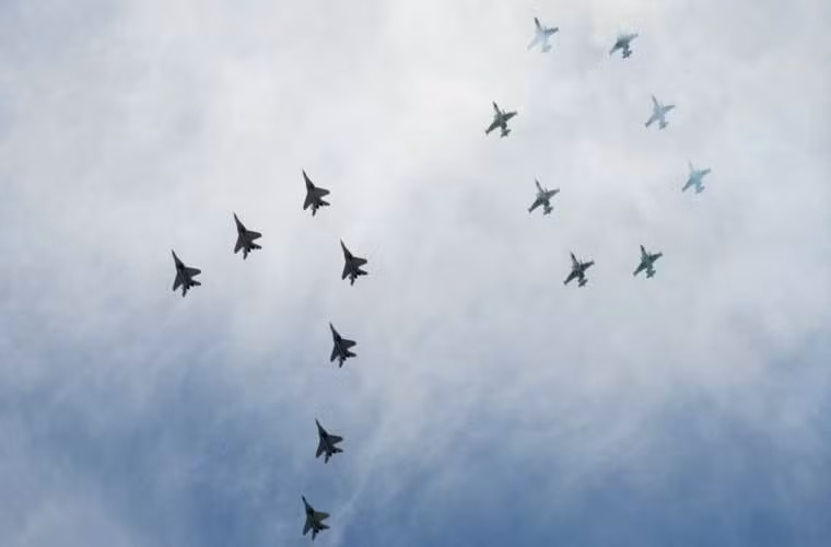 Tất nhiên, cuộc duyệt binh 9/5 không thiếu các hình ảnh đẹp và tuyệt đẹp, hoành tráng. Ảnh: đội hình chiến đấu cơ MiG-29 và Su-25 xếp số 70 trên bầu trời Moscow trong lễ duyệt binh.