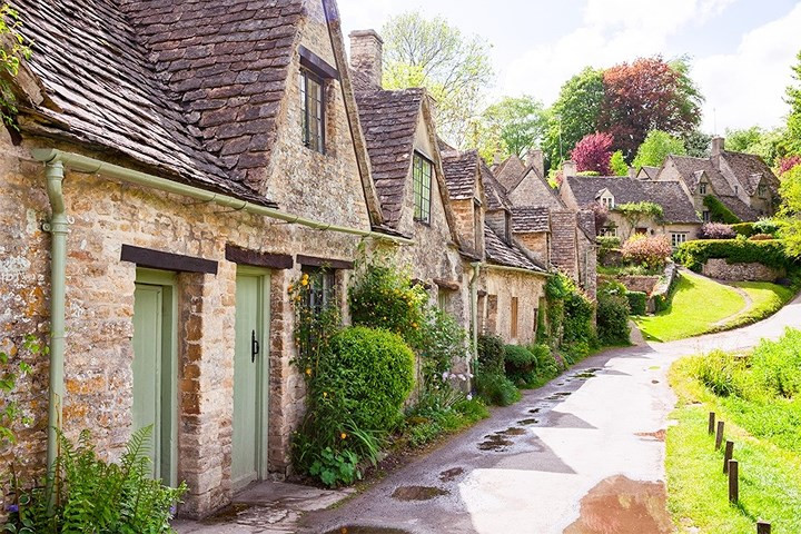 Bibury, Anh. Ngôi làng Bibury nổi tiếng đối với những người tìm kiếm vẻ đẹp lạ thường. Nó được xây dựng gần 1.000 năm trước. Phim Nhật ký tiểu thư Jones được quay ở đây.