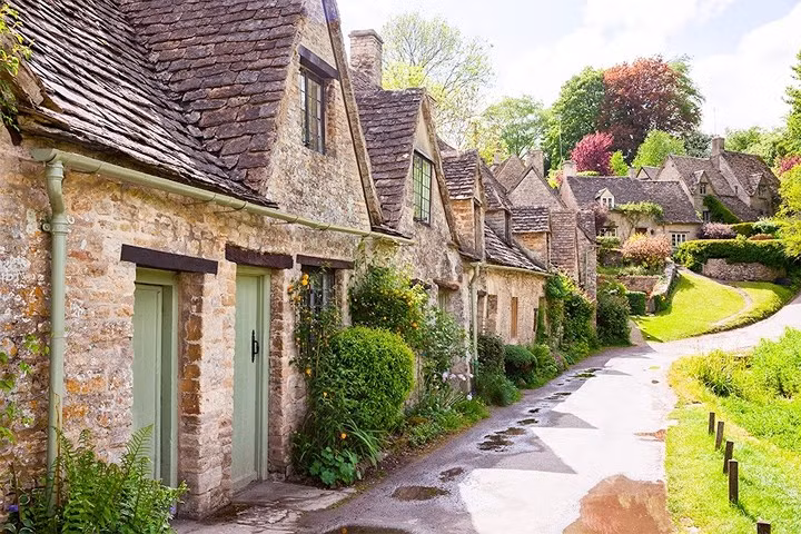 Bibury, Anh. Ngôi làng Bibury nổi tiếng đối với những người tìm kiếm vẻ đẹp lạ thường. Nó được xây dựng gần 1.000 năm trước. Phim Nhật ký tiểu thư Jones được quay ở đây.