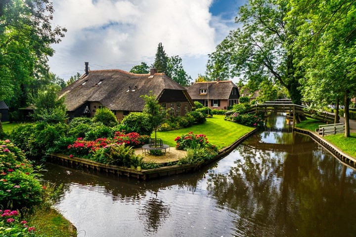 Giethoorn,, Hà Lan. Một trong những ngôi làng tuyệt vời và đầy màu sắc nhất ở Hà Lan là Giethoorn. Làng này gần 100 tuổi. Người dân địa phương chủ yếu sử dụng thuyền chèo và thuyền có động cơ điện để di chuyển trên mặt nước.