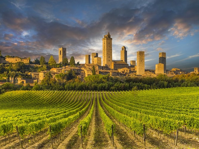 San Gimignano, Tuscany, Ý. San Gimignano được người Etruscan xây dựng vào thế kỷ thứ 3 trước Công nguyên. Ban đầu, nó từng là một ngôi làng rất nhỏ và trở thành thị trấn vào thế kỷ thứ 10 sau công nguyên. Điểm đặc biệt của làng là những ngôi nhà tháp. Thật không may, ngày nay chỉ còn lại 14 ngôi nhà như vậy.