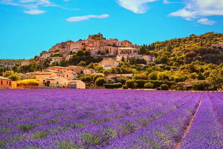 Làng Simiane-La-Rotonde ở Provence, Pháp. Tất cả mọi thứ bạn cần để thư giãn đều có ở đây. Bầu trời xanh, hoa oải hương, dãy núi Alps, các món ăn Địa Trung Hải, các kỳ nghỉ hè với âm nhạc cổ điển là sự quyến rũ không thể nào quên của Provence. Một trong những điểm tham quan chính của nơi này là Château des Agoult, lâu đài được xây dựng vào thế kỷ 12.
